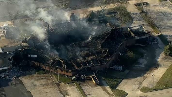 Kriminèl dife nan Austell - detwi legliz, arete sispèk
